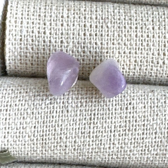 Raw purple amethyst confetti 925 silver February birthstone studs earrings - Picture 3 of 7